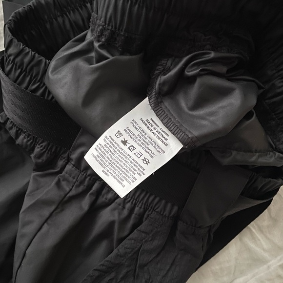 Nike / RARE Sportswear Swoosh Woven Active Shorts with Belt in Black / Size L - Picture 5 of 7